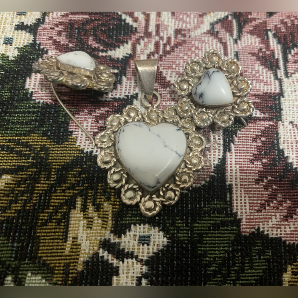 Beautiful antique silver earrings in pending